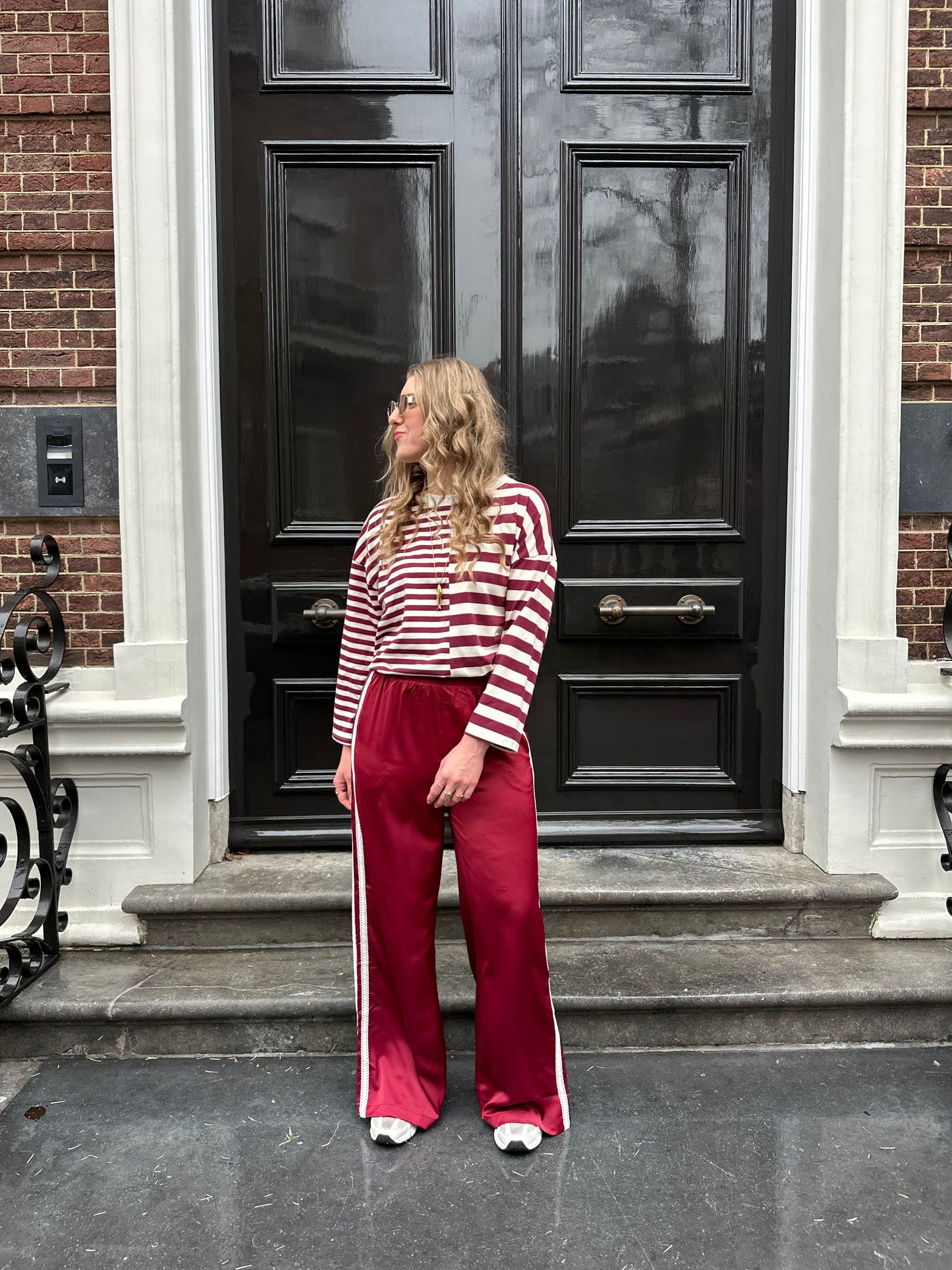 Justine burgundy trackpants met witte strepen