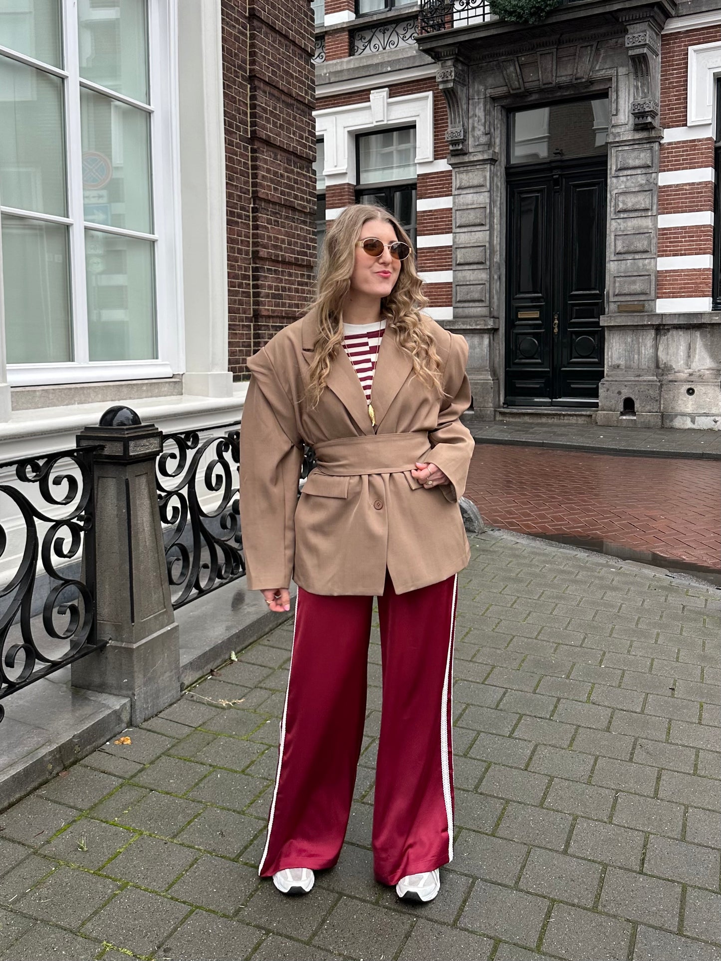 Justine donkerrode trackpants met witte strepen