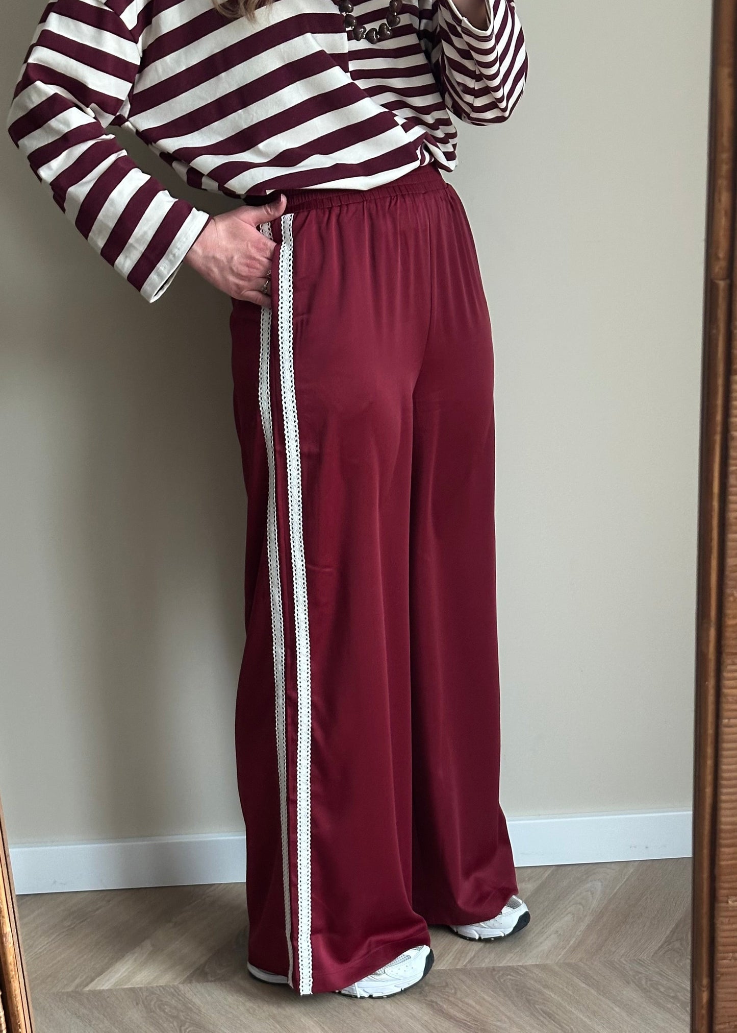 Justine donkerrode trackpants met witte strepen