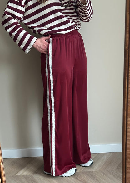 Justine donkerrode trackpants met witte strepen