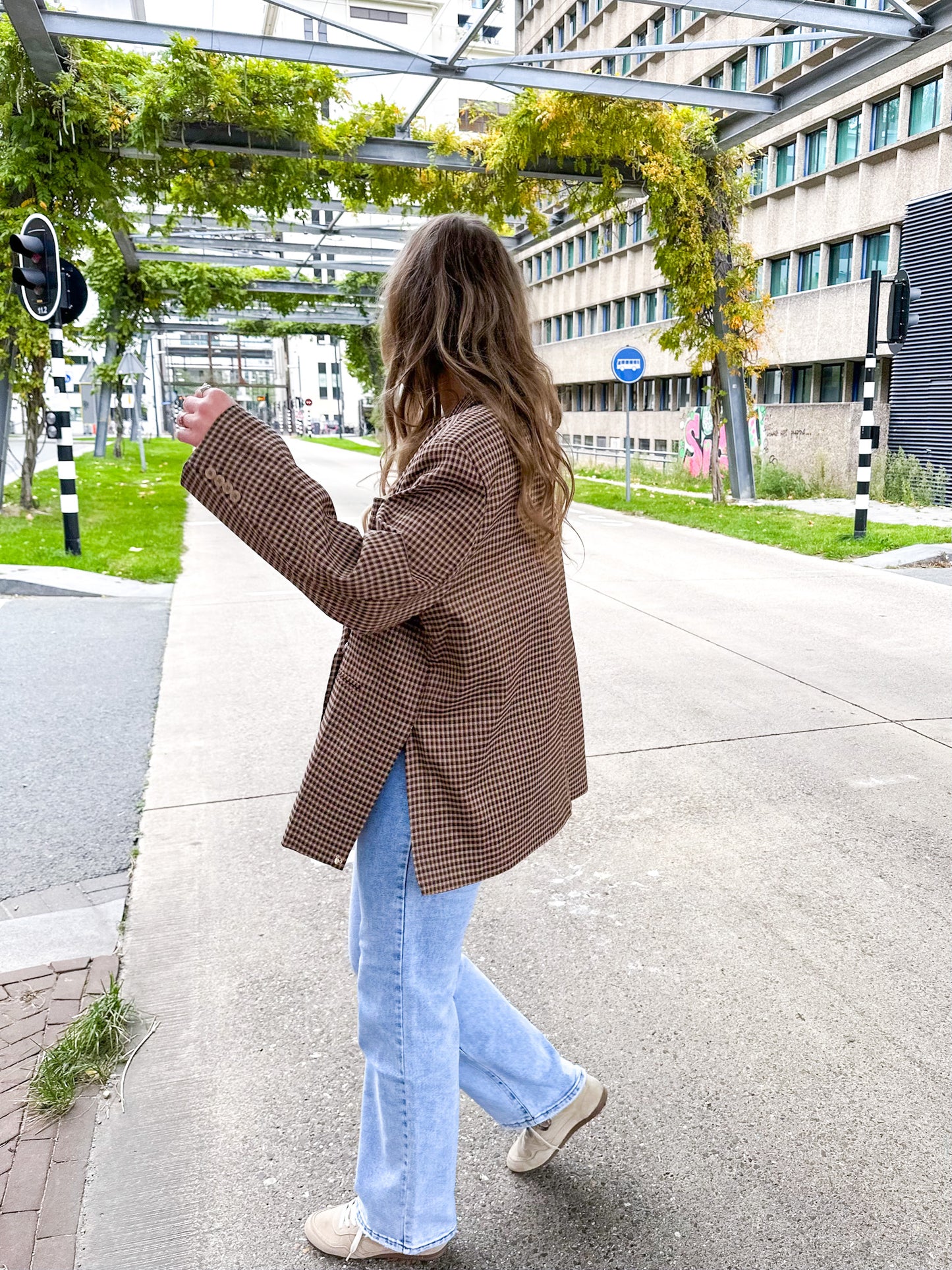 Boxy oversized blazer checkered bruin