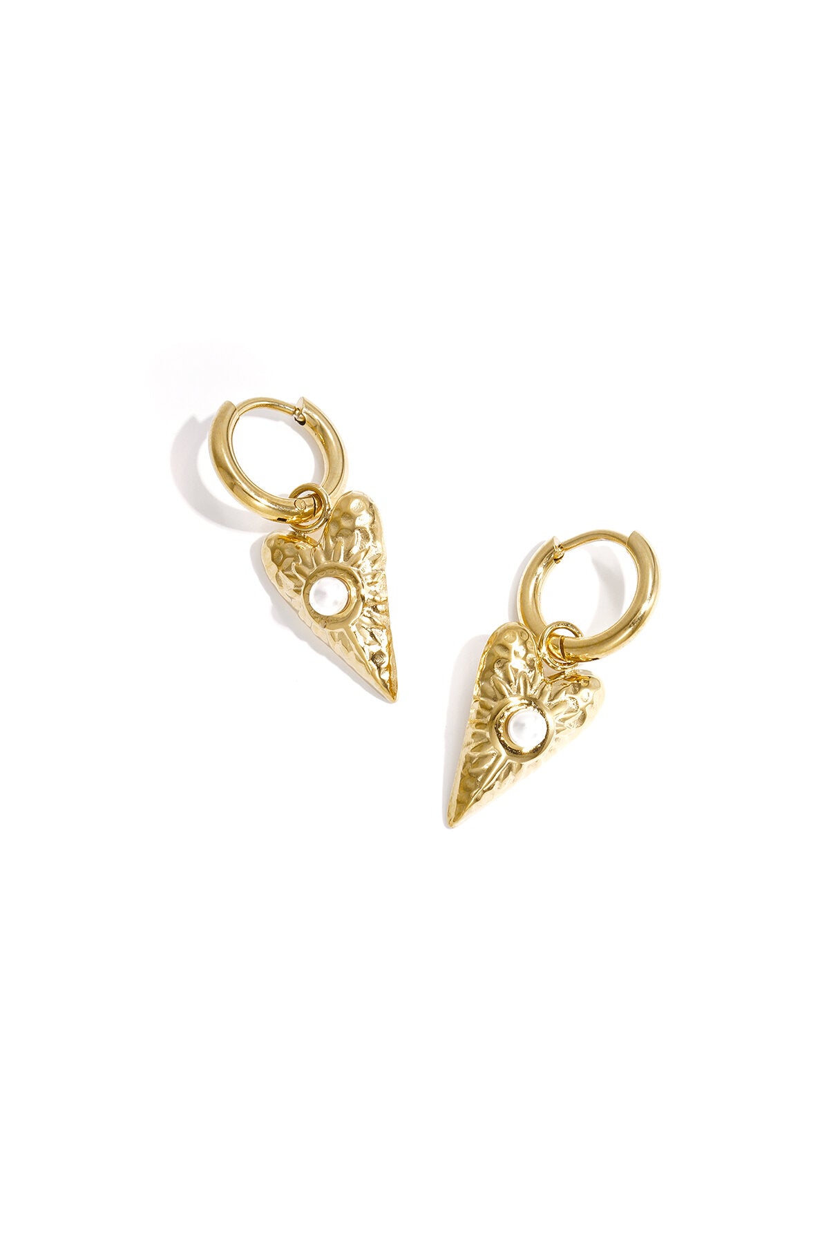 Piece of your heart oorbellen met heart charm en pearls