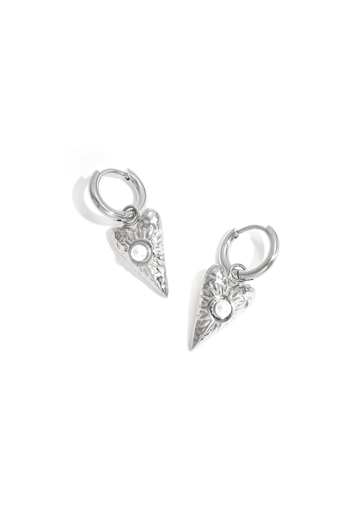 Piece of your heart oorbellen met heart charm en pearls