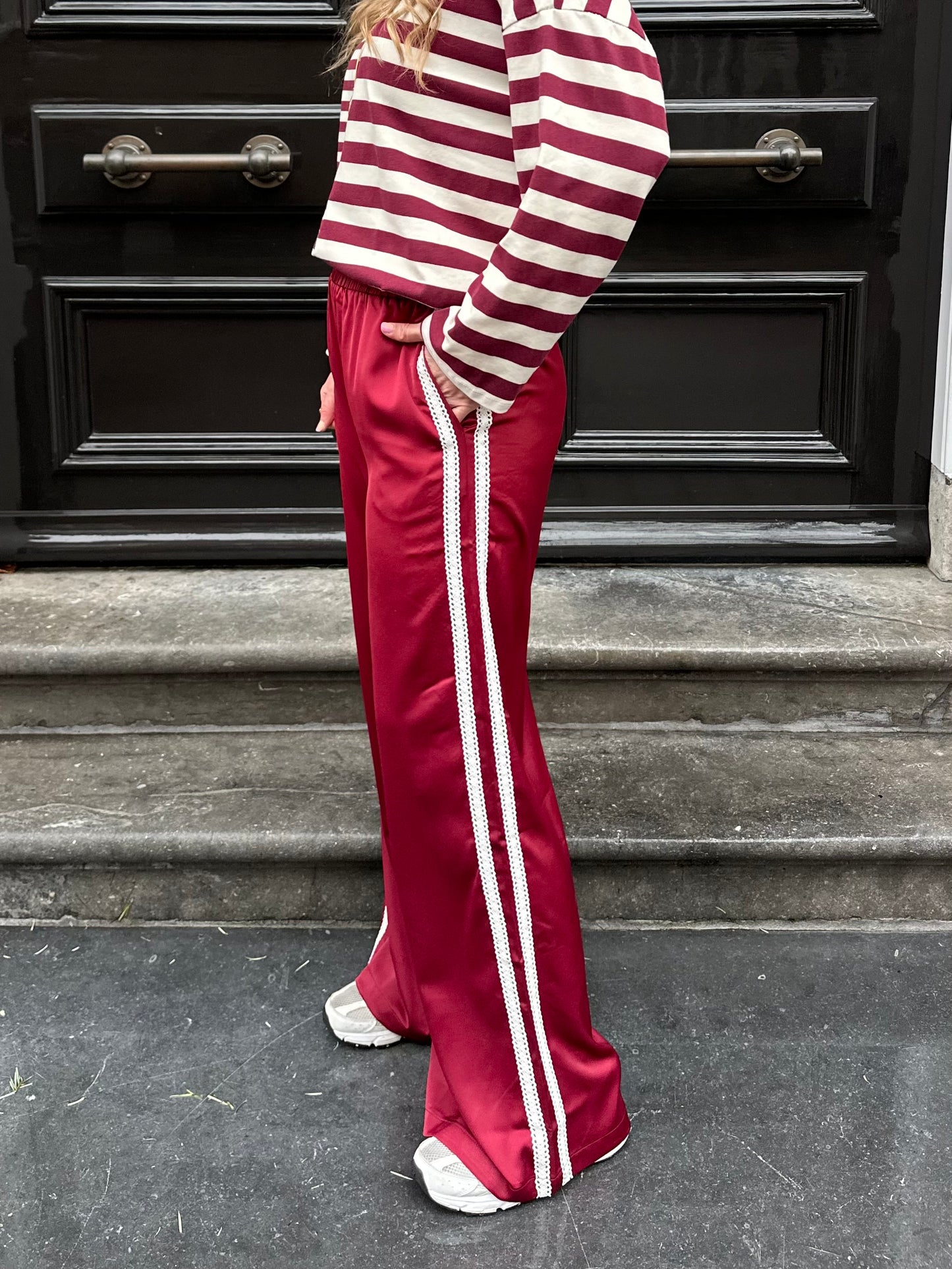 Justine donkerrode trackpants met witte strepen