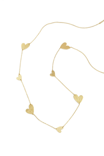 Love is embarrassing lange statement ketting met hartjes goud