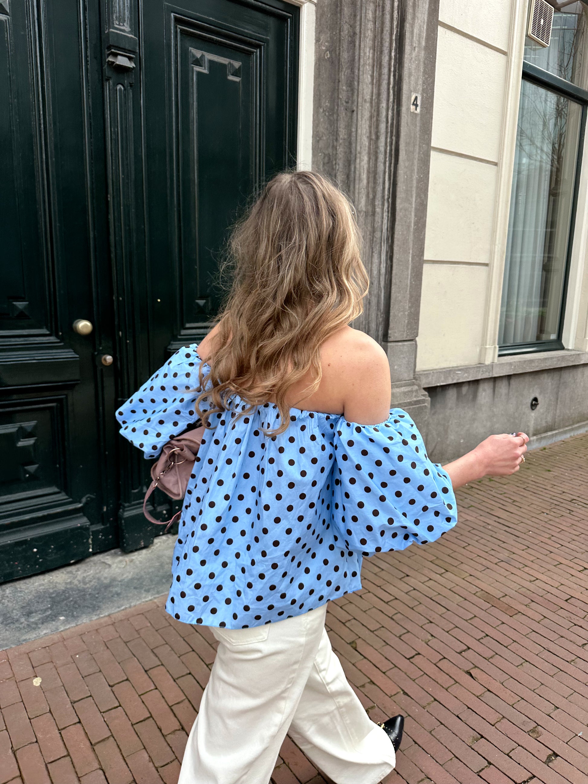 Polkadot top met afzakkende mouwen blauw