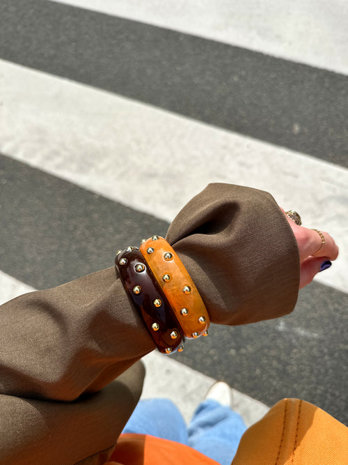 Bruine blush bangle met goudkleurige studs