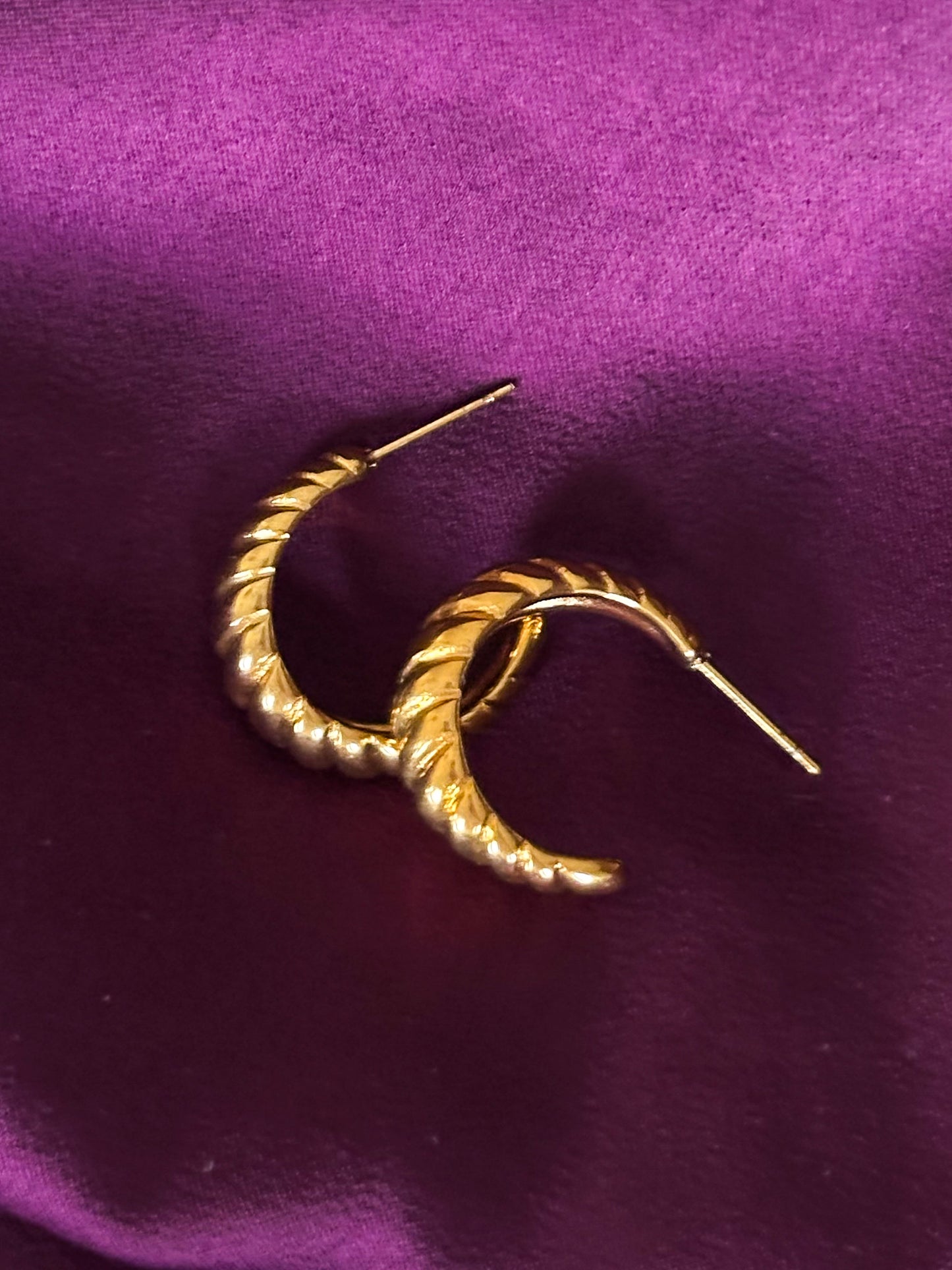 Bold oorringen gedraaid