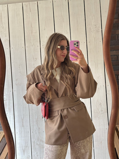 Boxy blazer met ceintuur beige