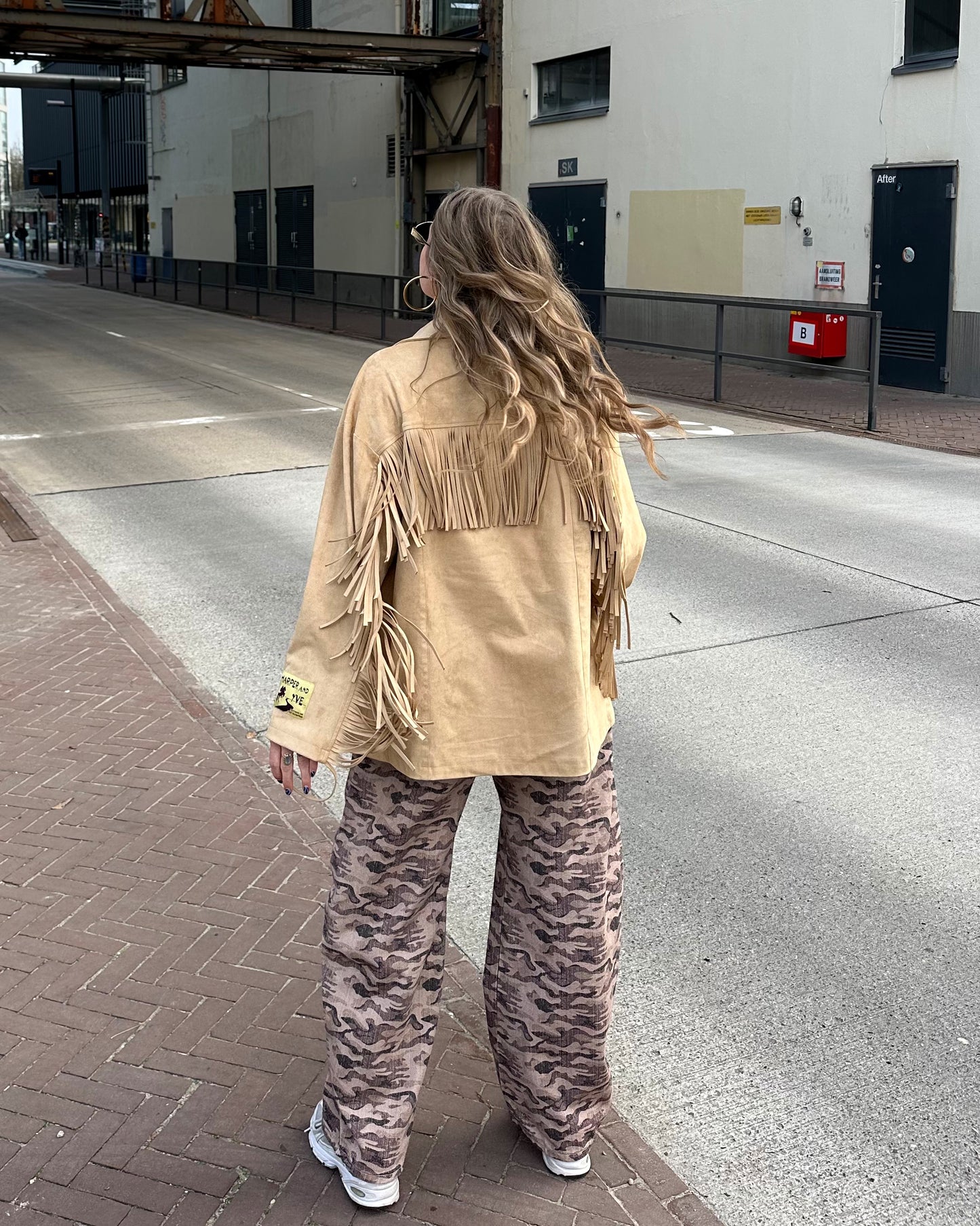 Harper and Yve Quinn jacket fringe beige suede