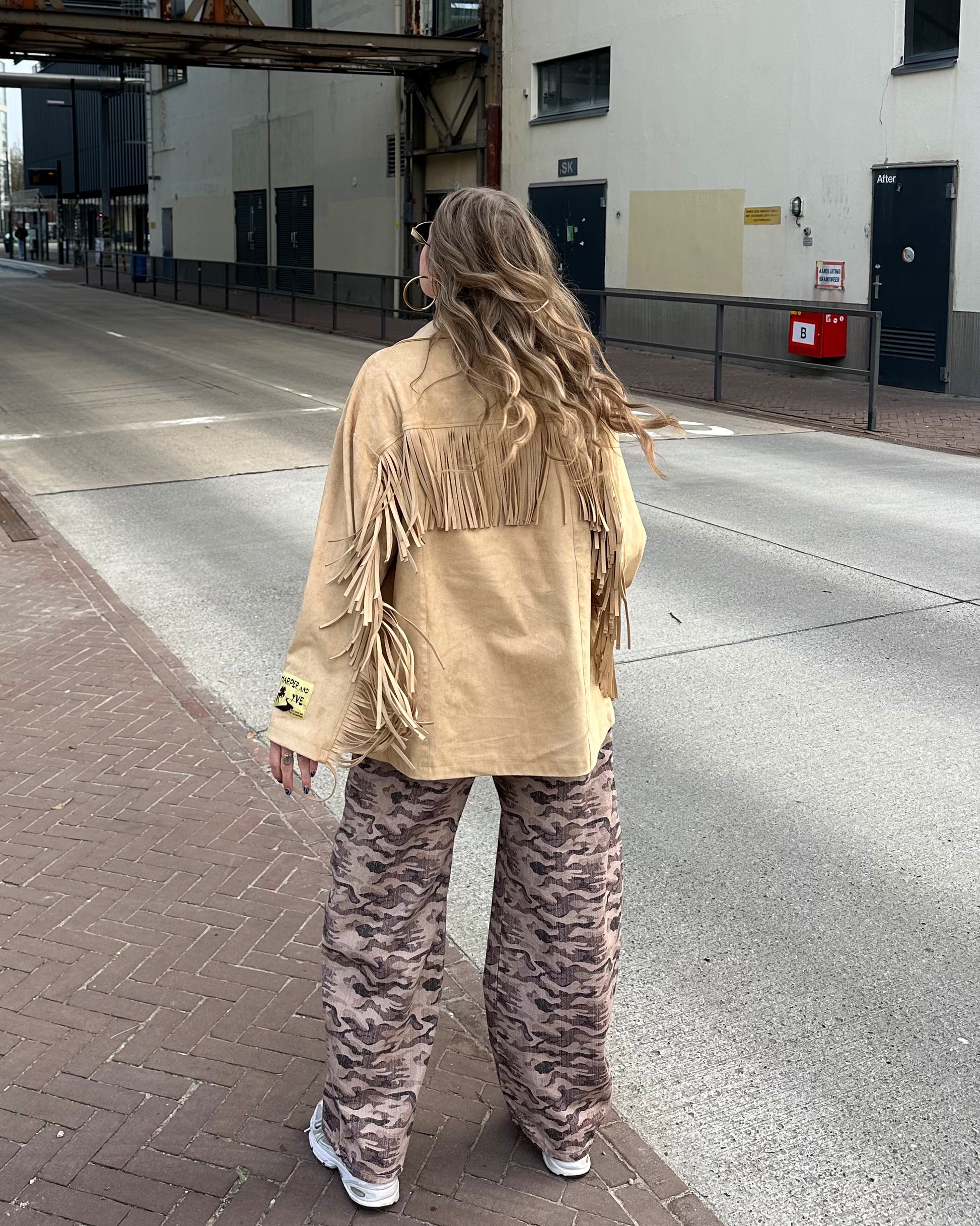 Harper and Yve Quinn jacket fringe beige suede