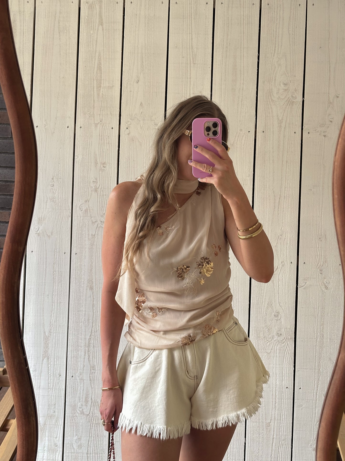 Asymetrische scarf top beige en wijde shorts off-white