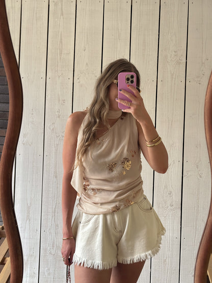 Asymetrische scarf top beige en wijde shorts off-white