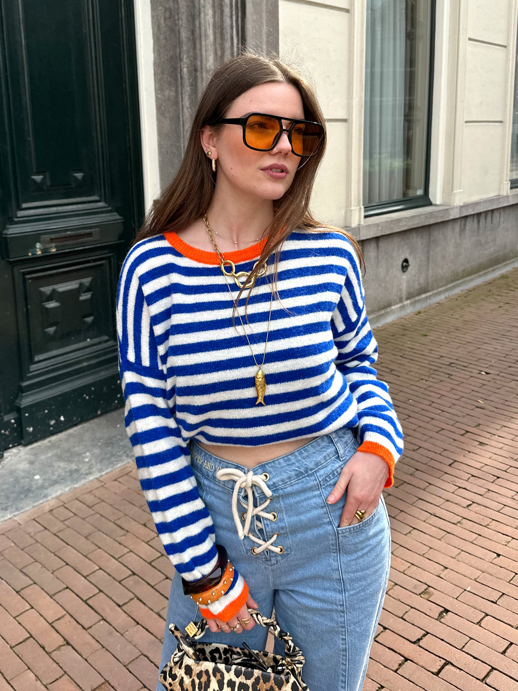 Blauw wit gestreepte trui met oranje bies